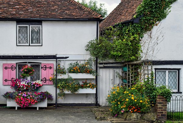 Where can you participate in a traditional English garden design workshop in Kent?